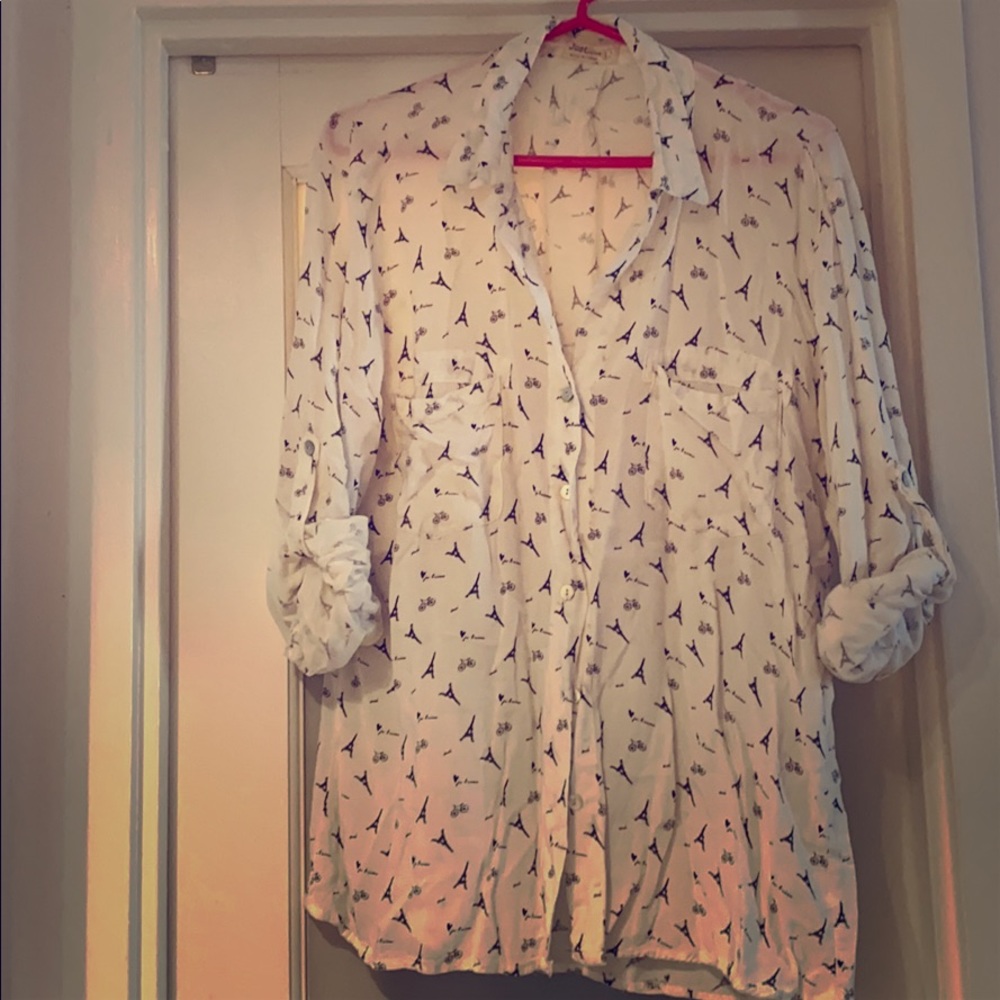 Loose fitting casual button-down blouse